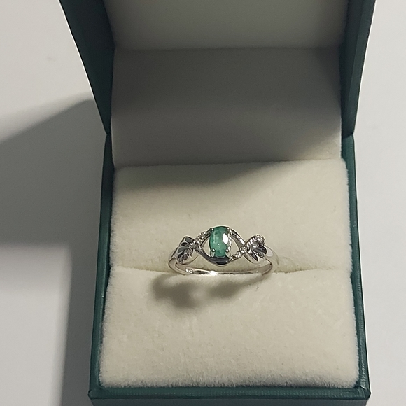 EMERALD RING WITH CZ SIMULATED DIAMONDS 925SS - Picture 10 of 11